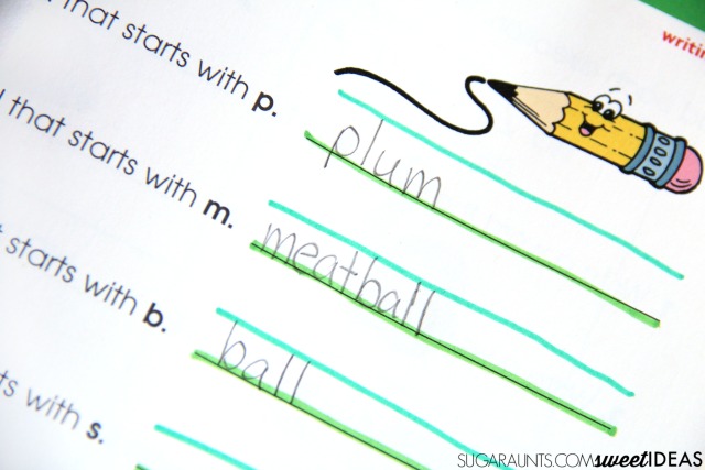 Utiliza la técnica de la escritura en el cielo para ayudar a los niños a mejorar la legibilidad mediante la mejora de la conciencia de las líneas, la formación de las letras y el tamaño de las mismas.