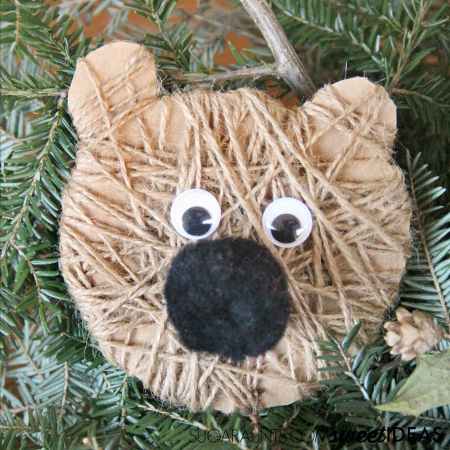 Todo árbol de Navidad necesita este adorno artesanal de oso de Navidad hecho por niños.