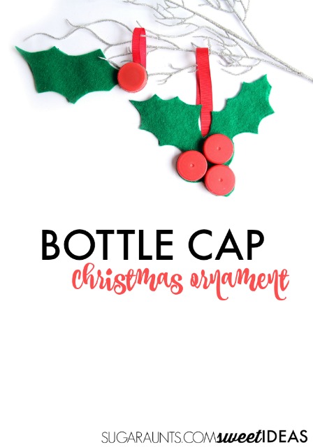 Realiza esta manualidad de acebo con tapones de botella reciclados para conseguir un divertido adorno de acebo para el árbol de Navidad, un adorno para regalos o una corona navideña.