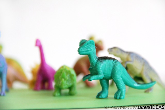 Utiliza dinosaurios de plástico en este juego de jotas de Ricitos de Oro y los Tres Dinosaurios basado en el libro infantil de Mo Willems.