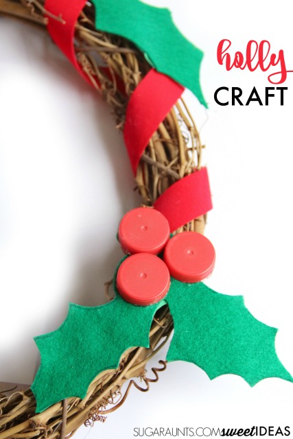 Realiza esta manualidad de acebo con tapones de botella reciclados para conseguir un divertido adorno de acebo para el árbol de Navidad, un adorno para regalos o una corona navideña.