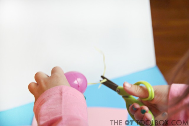 Utiliza esta actividad de Pascua para niños de preescolar o mayores para trabajar la habilidad con las tijeras y enseñar a los niños a cortar con ellas.