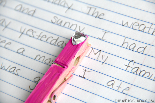 Enseña a los niños a escribir a mano de forma legible utilizando una herramienta de espaciado que les recuerde visual y físicamente que deben espaciar las palabras al escribir.