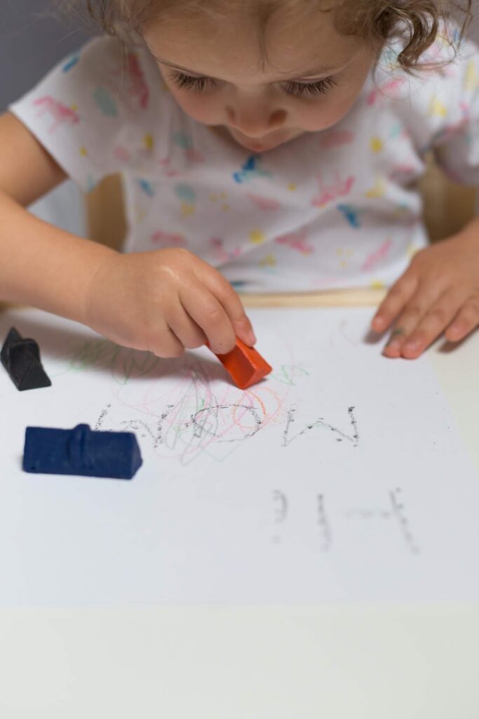 Utiliza los lápices de colores adaptados para trabajar el agarre del lápiz y el agarre del lápiz al colorear, ayudando a los niños a fortalecer las habilidades motoras finas que necesitan para la escritura y el agarre funcional del lápiz.
