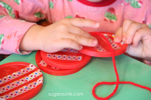 Use this threading activity to help preschool kids work on fine motor skills in a fun Christmas activity that preschoolers will love.