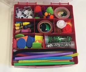 material de manualidades para que los niños lo utilicen en actividades artísticas