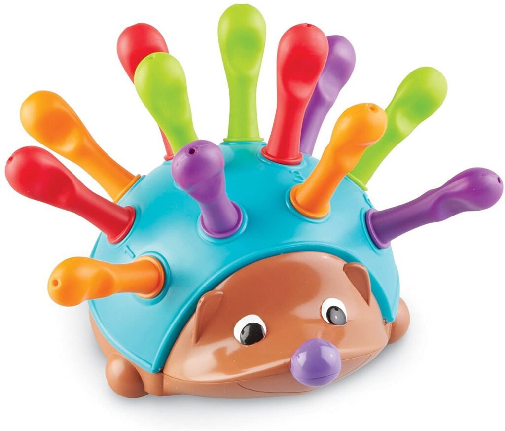 El juguete erizo de motricidad fina ayuda a los niños con la motricidad fina.